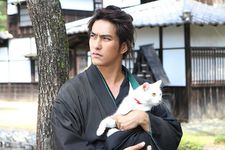 Tamanojo in the arms of Kazuki Kitamura in Samurai Cat (Neko zamurai)
